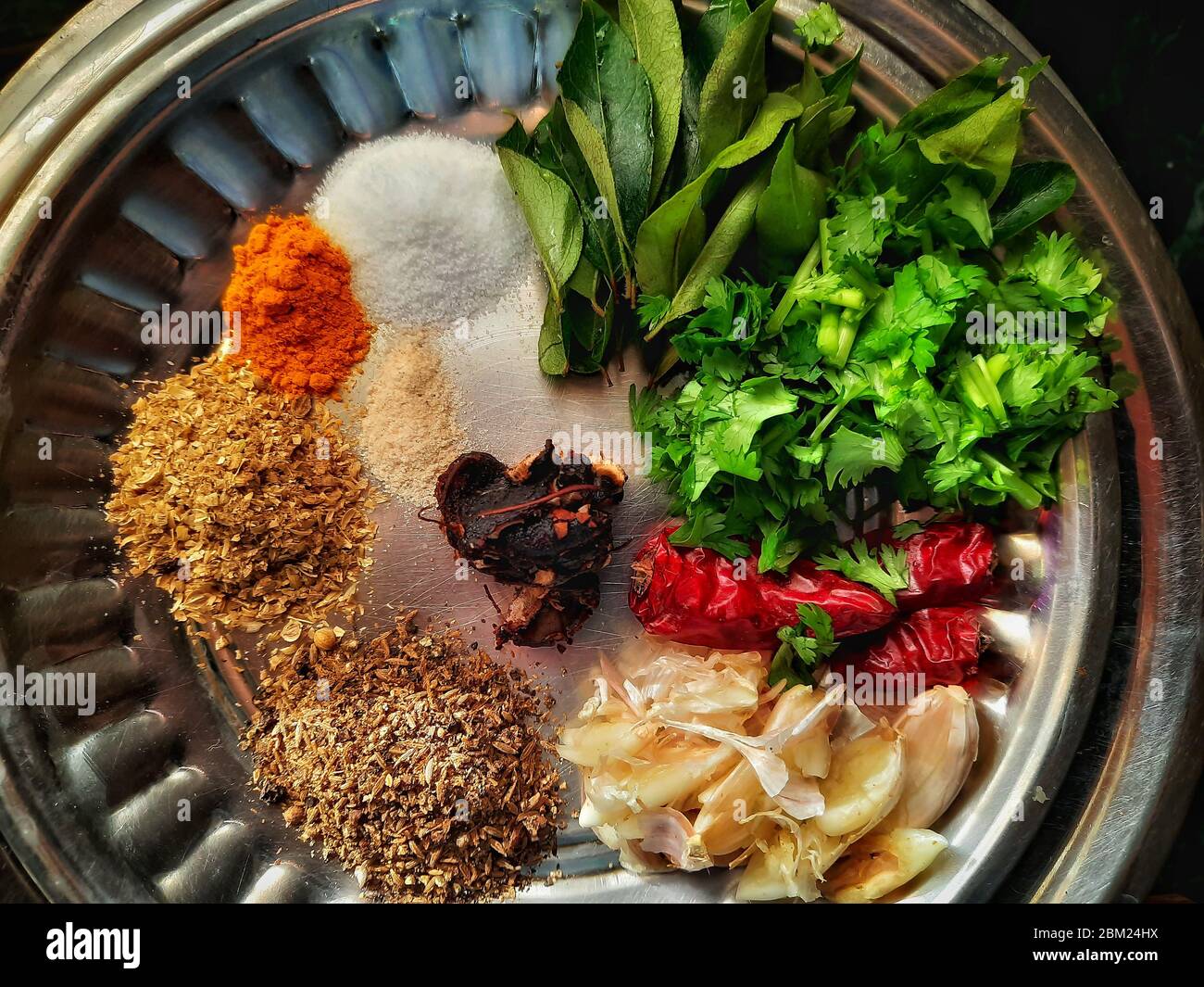 Ingredienti per Rasam. Il charu pani, il chaaru, il saaru o il kabir è un piatto dell'India del Sud, utilizzando il succo di Kokum/Tamarind come base, con l'aggiunta di pomodoro, c Foto Stock