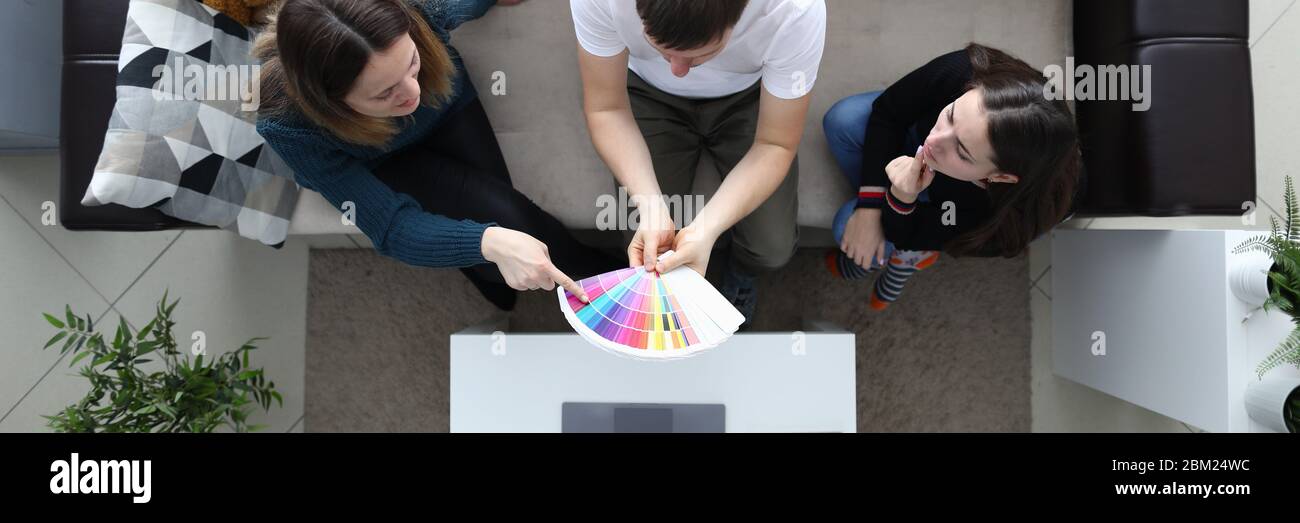 Girlfriends Scegli il colore da una tavolozza di tipo tiene Foto Stock