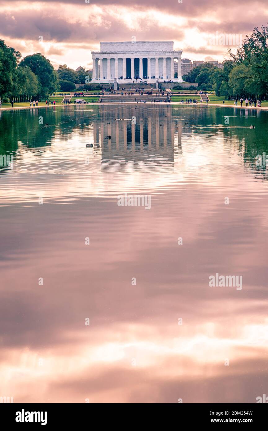 Il Lincon Memorial e la piscina riflettente al crepuscolo a Washington, DC, USA. Foto Stock