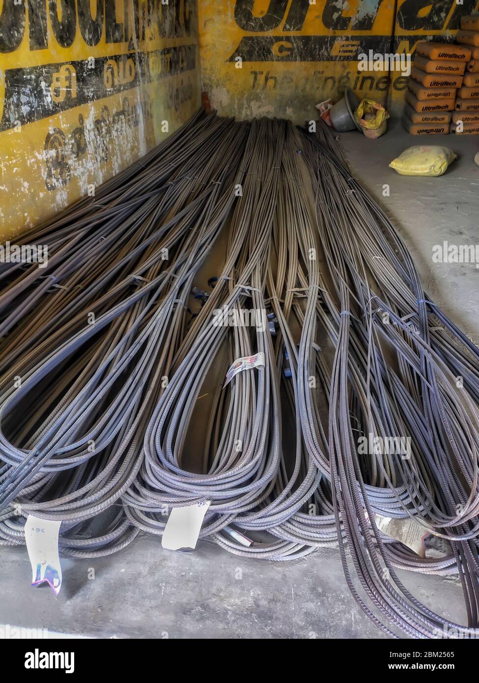 Mazzo di barra di acciaio di ferro per costruzione su Godown o magazzino. Foto Stock