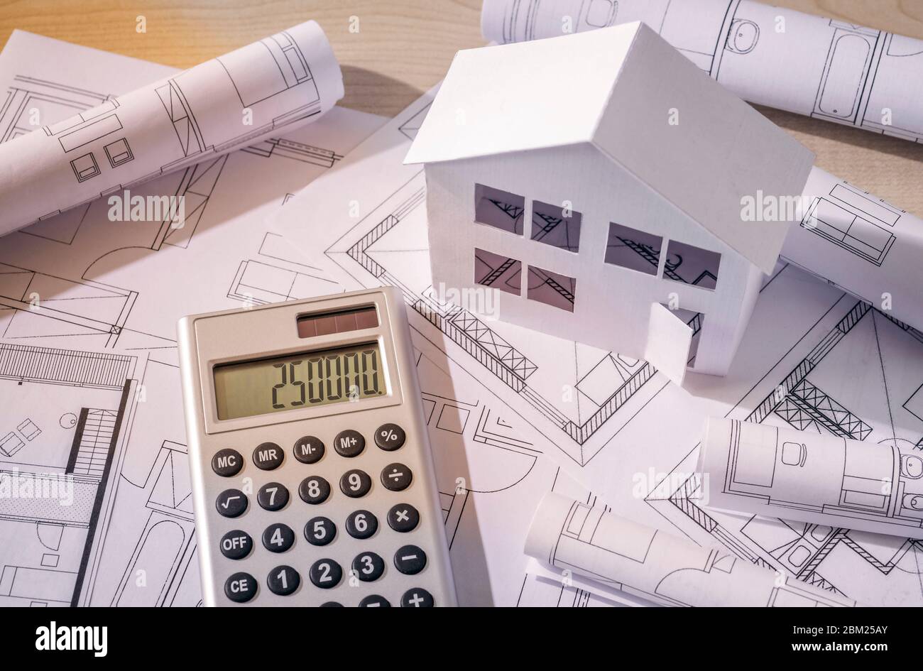 Modello di architettura con piani di costruzione e calcolatrice Foto Stock