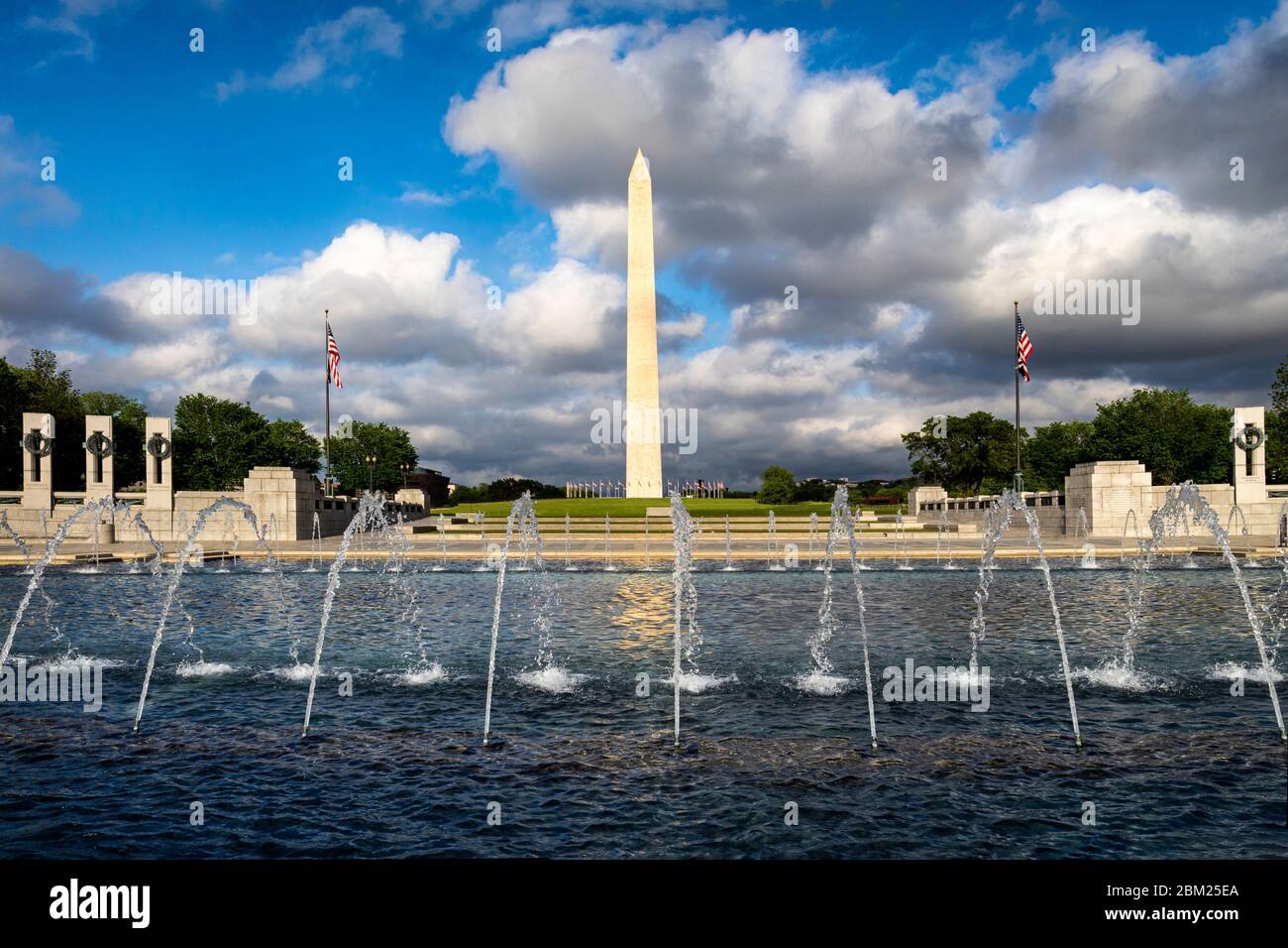 Fontana del Monumento alla seconda Guerra Mondiale e il Washington Memorial a Washington, DC, USA. Foto Stock