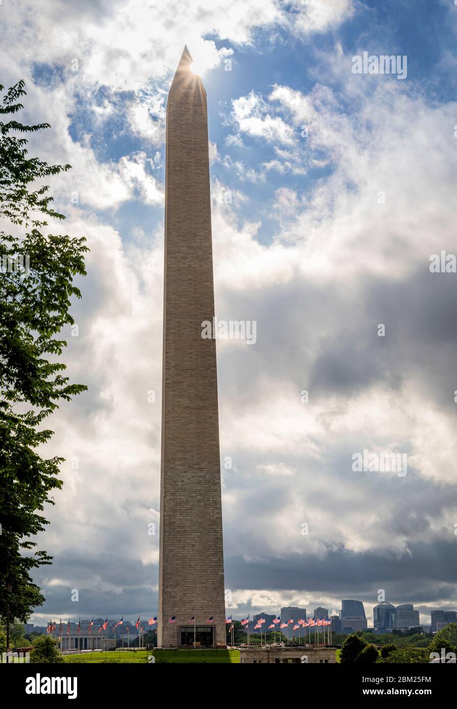 Il sole pomeridiano si innampa dalle spalle del maestoso Washington Memorial a Washington, DC, USA. Foto Stock