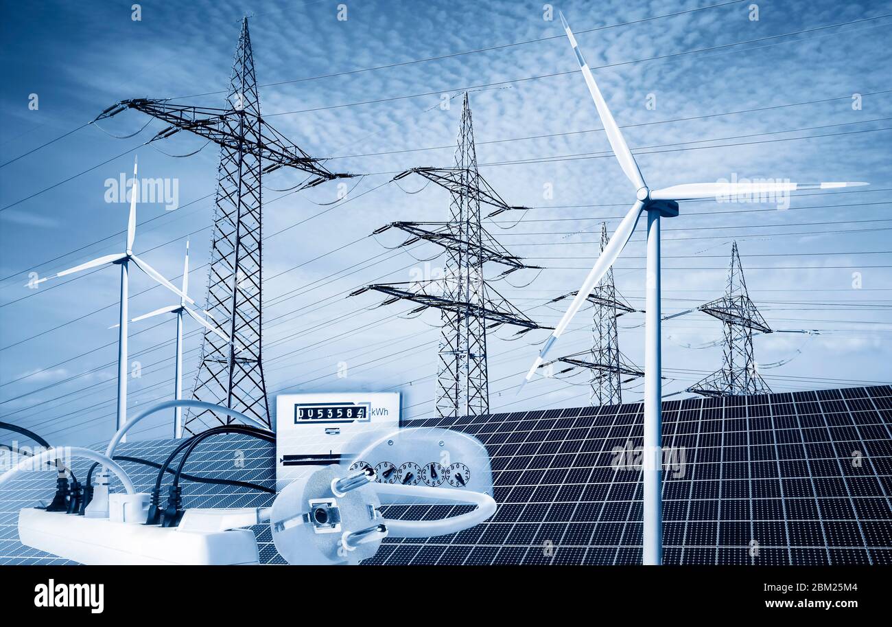 Pali con pannelli solari, turbine eoliche, contatori di elettricità, spine e prese elettriche Foto Stock