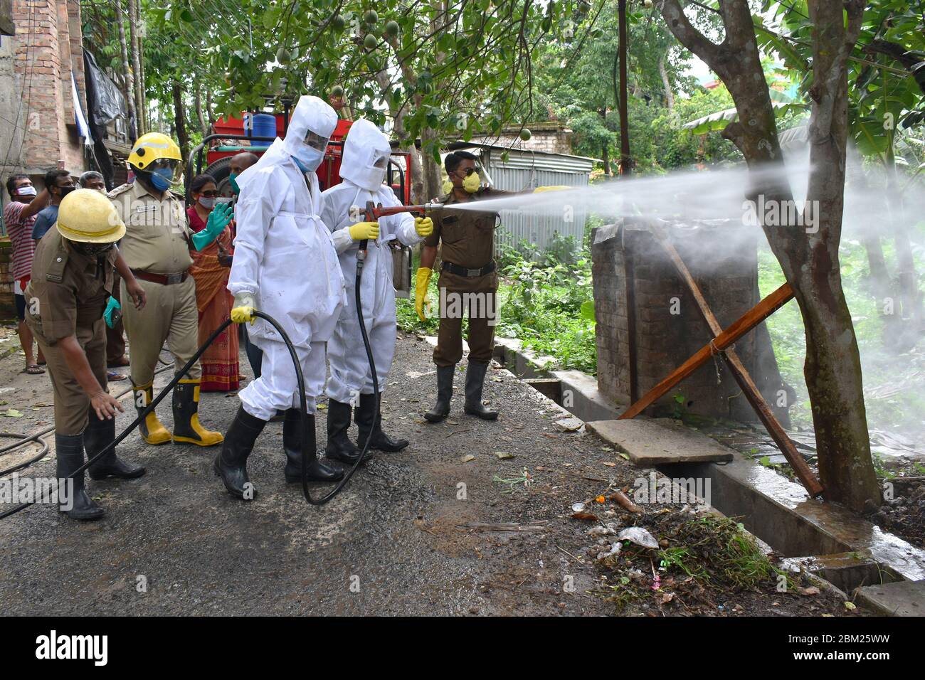 India. 06 maggio 2020. Dopo aver trovato un paziente positivo Covid-19 nel comune di Rajpur Sonar, Ward No-31 a Kolkata, gli operatori del fuoco sono venuto e sta sanitizzando l'area di contenimento. Indossano DPI e utilizzano dispositivi di protezione. L'intera località è igienizzata e le persone sono richieste di rimanere al coperto. (Foto di Sudipta Das/Pacific Press) Credit: Pacific Press Agency/Alamy Live News Foto Stock