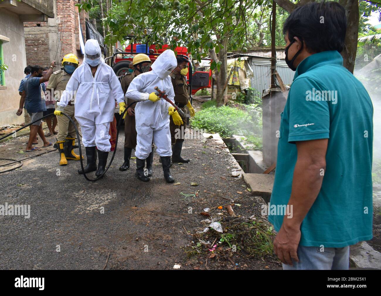 India. 06 maggio 2020. Dopo aver trovato un paziente positivo Covid-19 nel comune di Rajpur Sonar, Ward No-31 a Kolkata, gli operatori del fuoco sono venuto e sta sanitizzando l'area di contenimento. Indossano DPI e utilizzano dispositivi di protezione. L'intera località è igienizzata e le persone sono richieste di rimanere al coperto. (Foto di Sudipta Das/Pacific Press) Credit: Pacific Press Agency/Alamy Live News Foto Stock