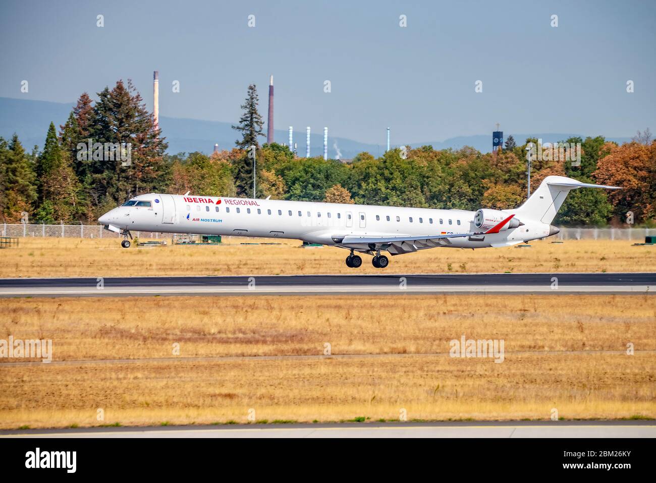 Francoforte, Assia/Germania - 29 agosto 2019Aircraft Air Nostrum (Bombardier CRJ-1000, EC-MVC) sulla pista nord-ovest dell'aeroporto di Francoforte Foto Stock