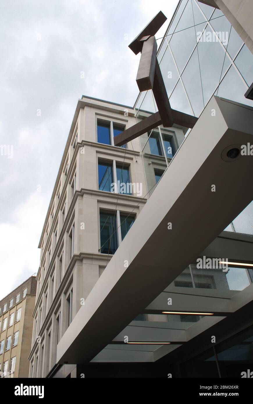 Joel Shapiro Verge scultura pietra architettura vetro moderno elevazione facciata modello 23 Savile Row, Londra, W1S 2ET di Eric Parry Architects Foto Stock