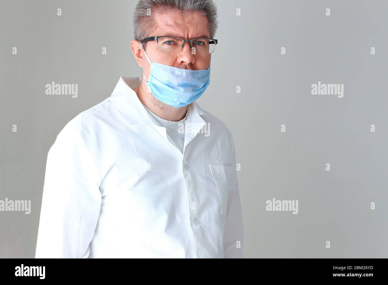 Ritratto di un medico in maschera respiratoria su sfondo bianco Foto Stock