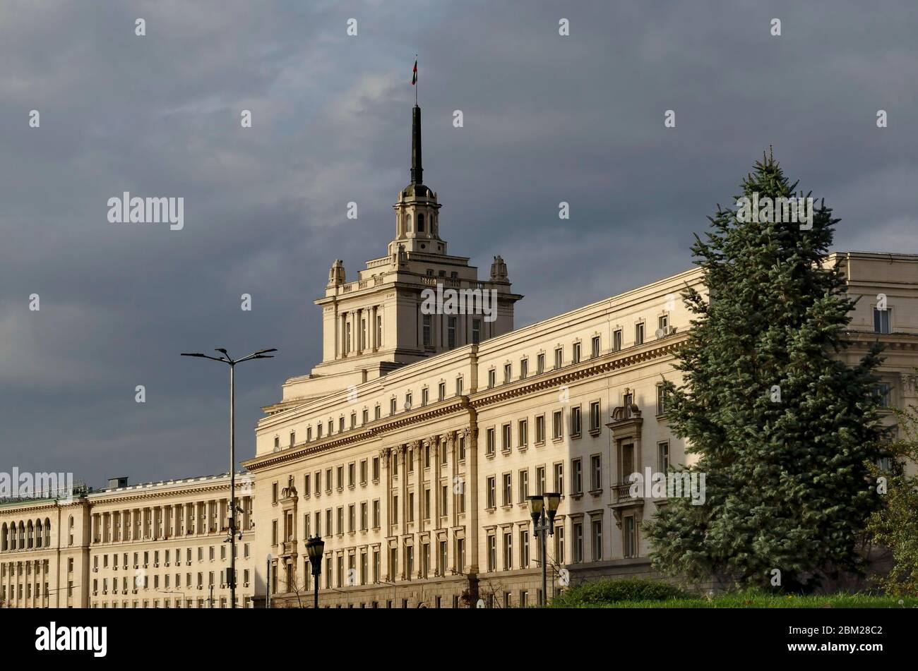 Centro amministrativo statale con la costruzione del Consiglio dei ministri e dell'Assemblea nazionale o del parlamento bulgaro, Sofia, Bulgaria, Europa Foto Stock
