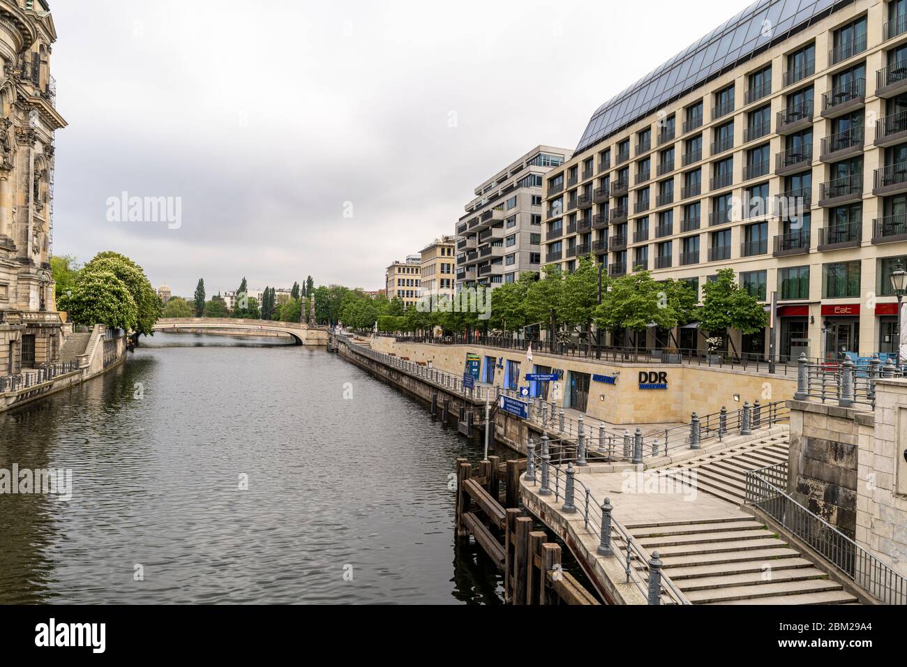 Il DDR Museum sulle rive del fiume Sprea a Berlino, Germania Foto Stock