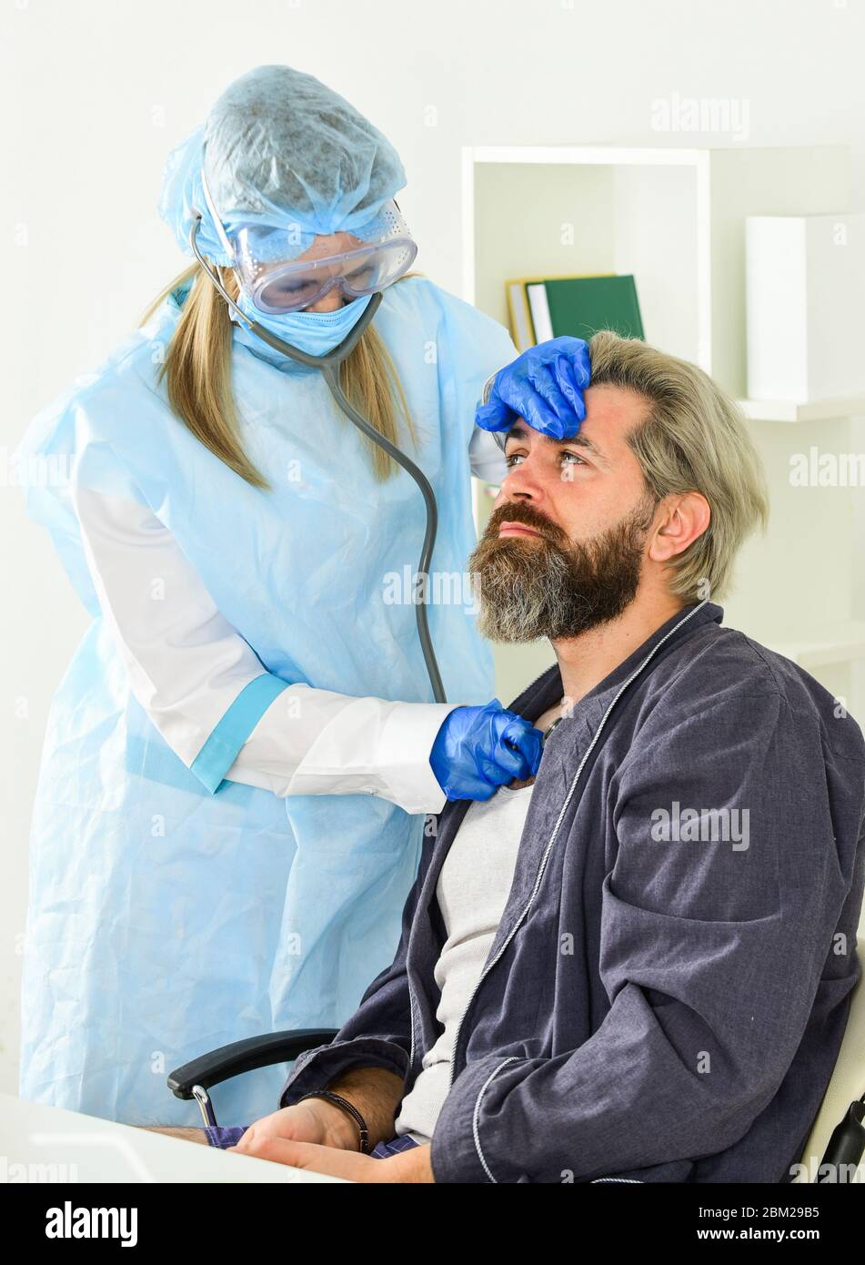 concetto di emergenza. infermiere con paziente. quarantena coronavirus. chiamare il medico a casa. I pericoli respiratori sono comuni sul posto di lavoro. Uomo che lavora a distanza a casa. Senza contatto personale. Foto Stock