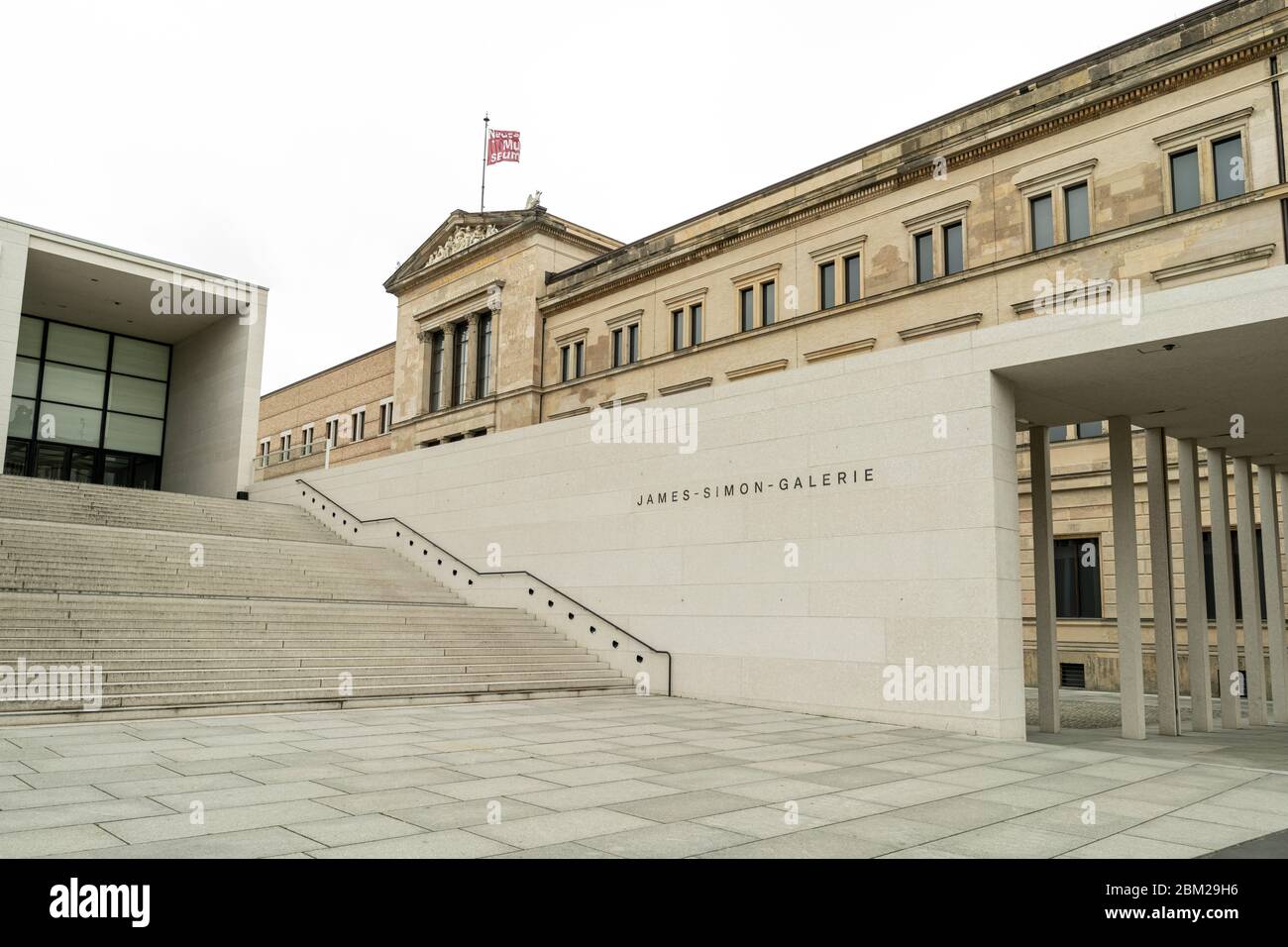 Il James-Simon-Galerie, progettato da David Chipperfield Architects, è un nuovo edificio centrale e galleria d'arte sull'Isola dei Musei di Berlino Foto Stock