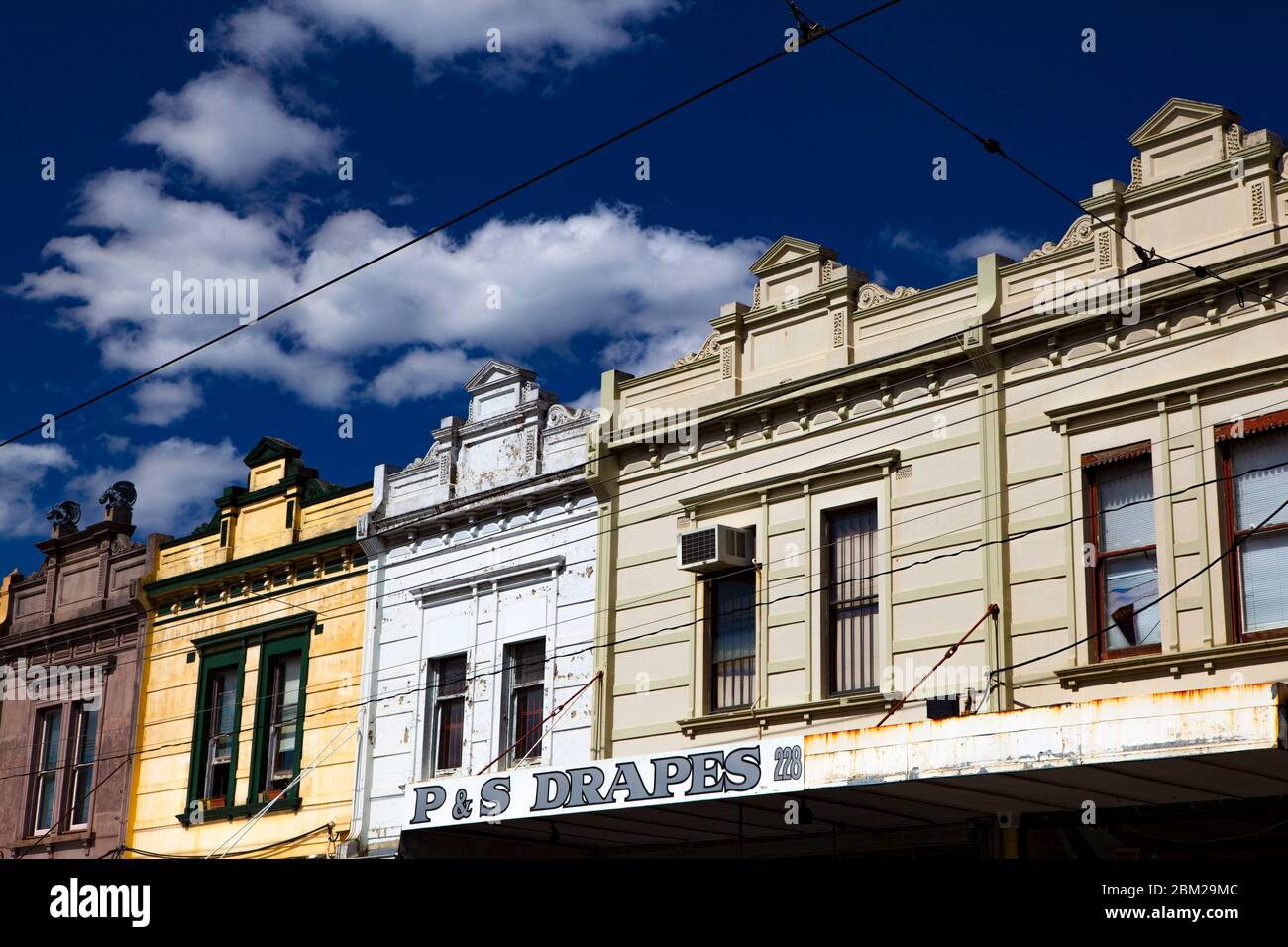 Casa e negozi su Hight Street, Northcote, Melbourne, Victoria, Australia Foto Stock