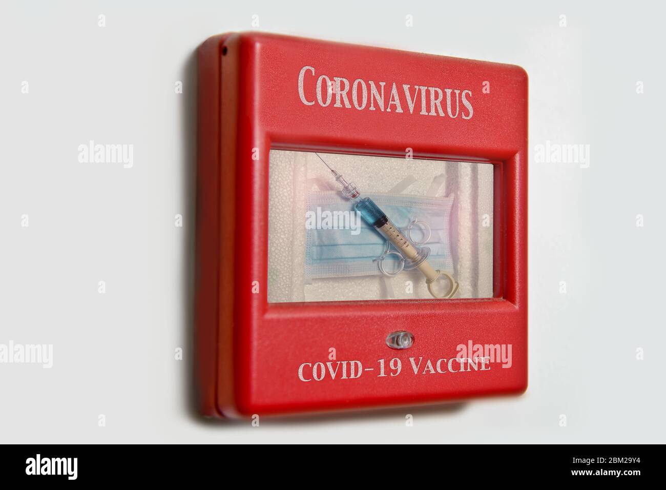 Immagine concettuale di una siringa e maschera facciale contenuta in un allarme di emergenza da utilizzare con problemi di Covid-19 e Coronavirus. Foto Stock