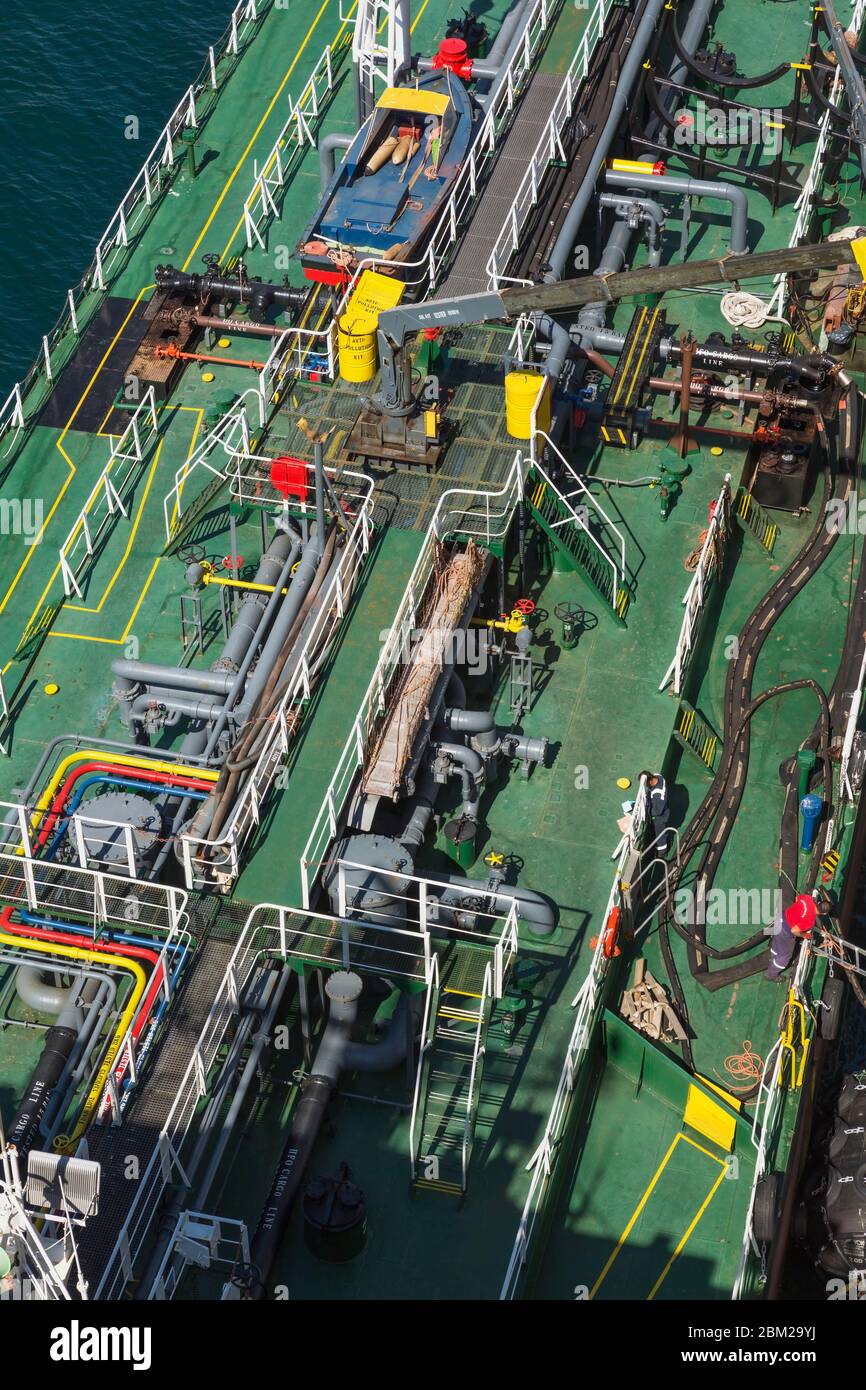 Vista dall'alto dei condotti per l'olio combustibile sul ponte della nave per il rifornimento di petrolio, porto del Pireo, Atene, Grecia Foto Stock