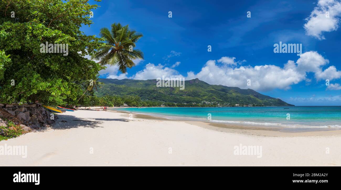 Paradise Sunny Beach con palme e oceano turchese in isola tropicale Foto Stock