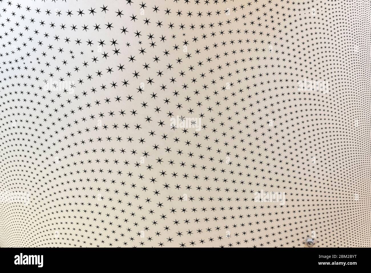 Parete, soffitto o murale con sei stelle puntate che producono un effetto visivo o illusione ottica come sfondo astratto Foto Stock