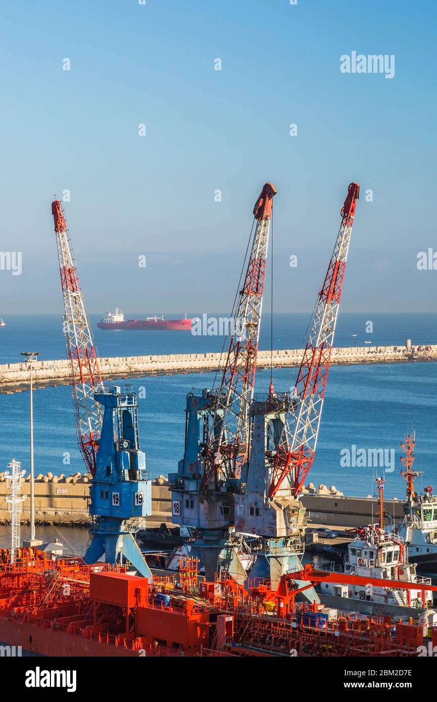 Nave da carico Trans Adriatic ancorata e gru da carico a quattro maglie sul molo di Ashdod Port, Israele Foto Stock