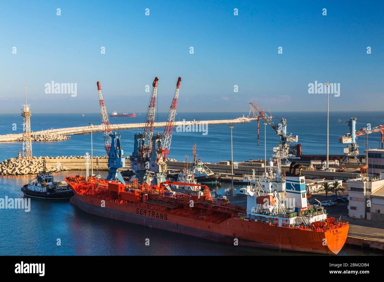 Nave da carico Trans Adriatic ancorata e gru da carico a quattro maglie sul molo di Ashdod Port, Israele Foto Stock