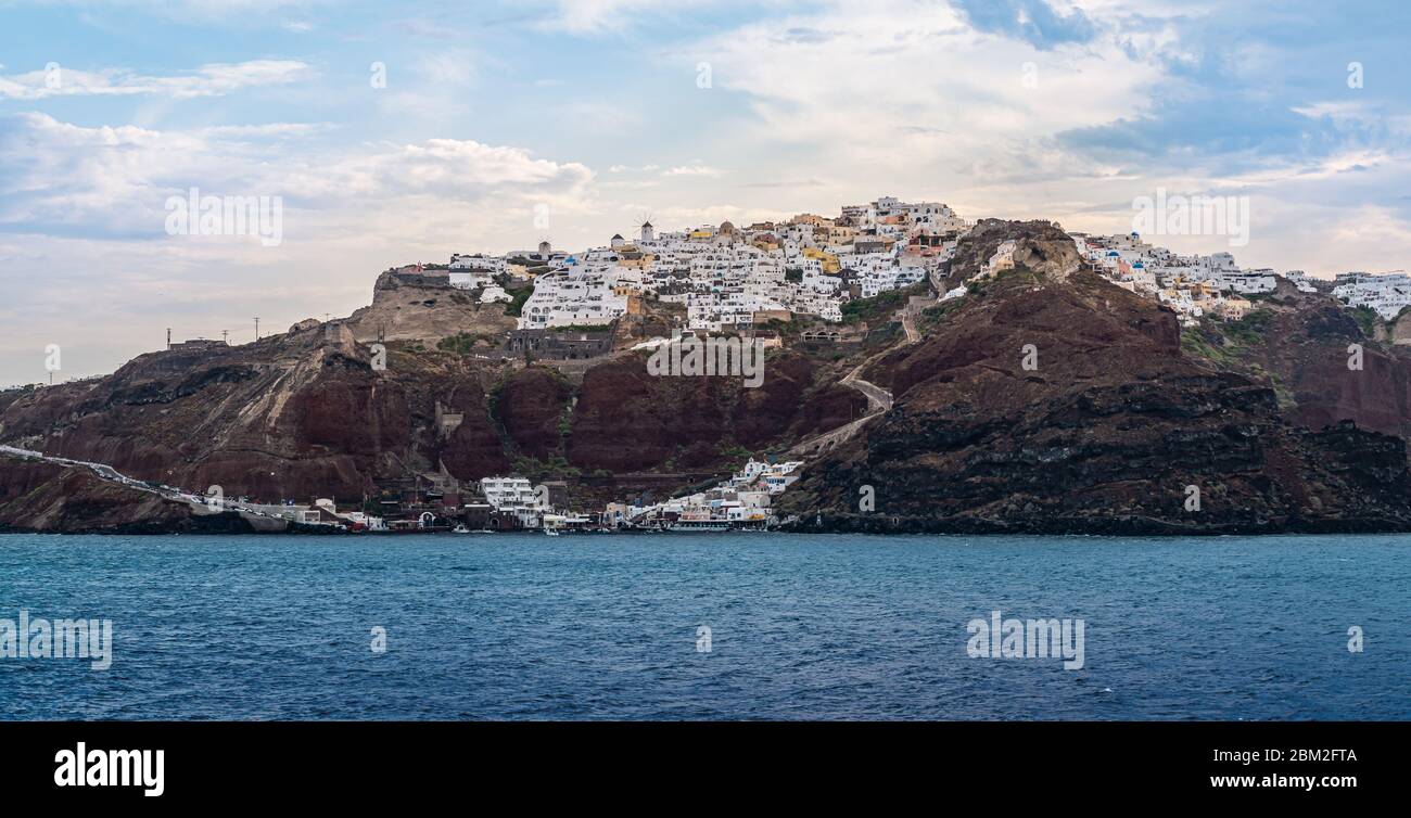 Linea costiera di Santorini, Grecia, Mar Egeo. Foto Stock