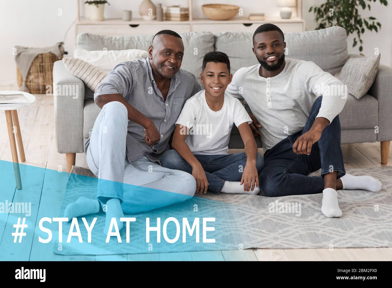 Rimani a casa. Collage creativo con la famiglia maschile multigenerazionale Happy Black Foto Stock