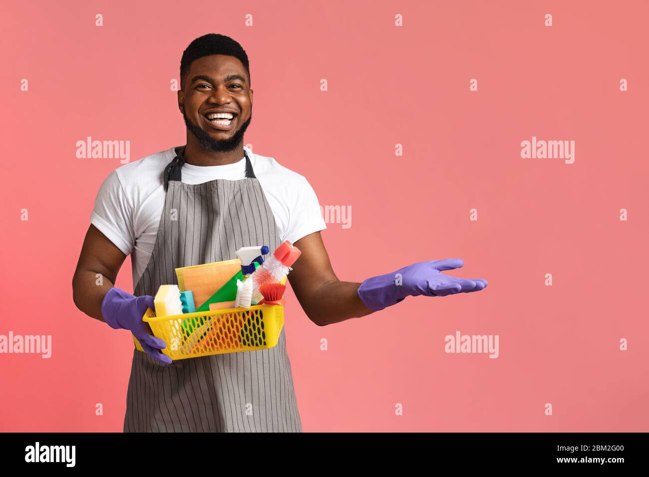 Cestello per addetti alla pulizia nero con forniture per la casa e rivolto da parte Foto Stock