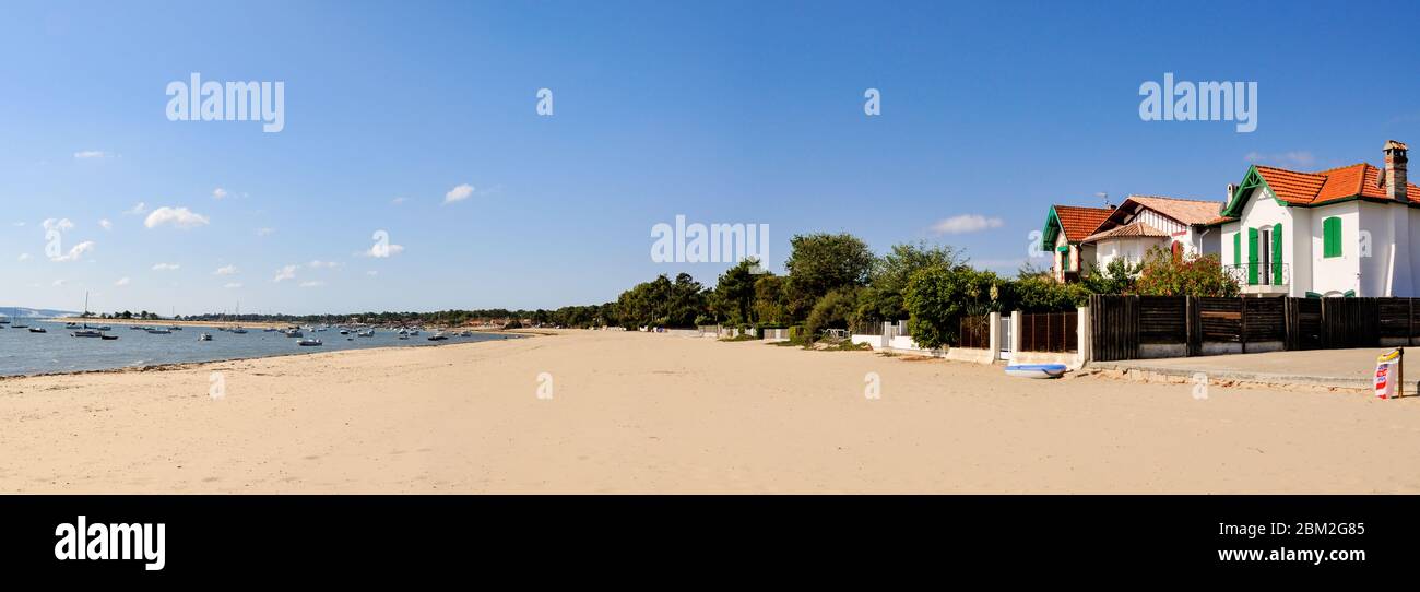 Cap Ferret/ francia: Vista panoramica del lungomare e della spiaggia nella baia di Arcachon con piccole case Foto Stock