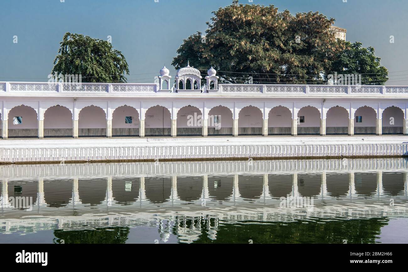 Edificio ad arco riflesso nella parte del lago di Fatehgarh Sahib Gurdwara complesso Punjab India Foto Stock