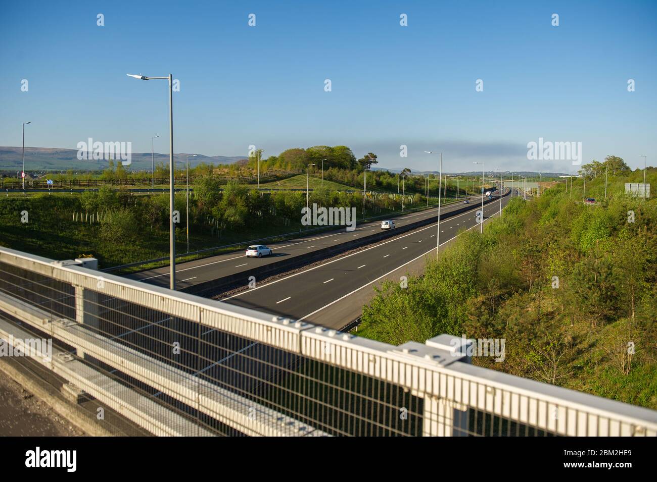 Stepps, Glasgow, Regno Unito. 6 maggio 2020. Nella foto: Il fumo forma una nube coperta che si può vedere formarsi sulla parte orientale di Glasgow. Il fuoco è inteso per essere sopra verso Grangemouth direzione, che significa che questo deve essere un fuoco grande poichè la nube di fumo può essere vista per i chilometri intorno. Credit: Colin Fisher/Alamy Live News Foto Stock