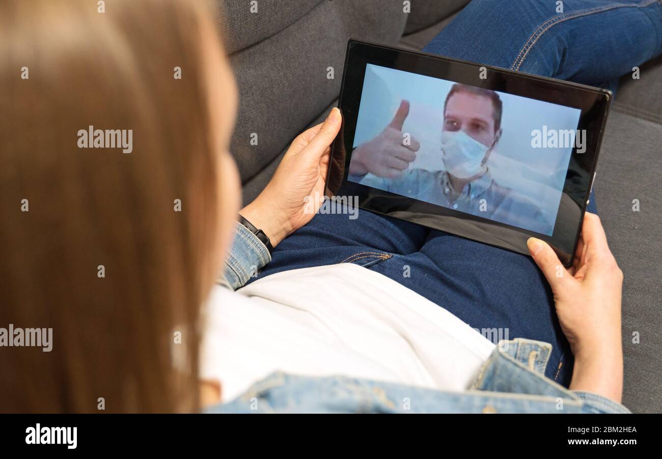 La donna comunica con l'uomo, che è in quarantena. Foto Stock