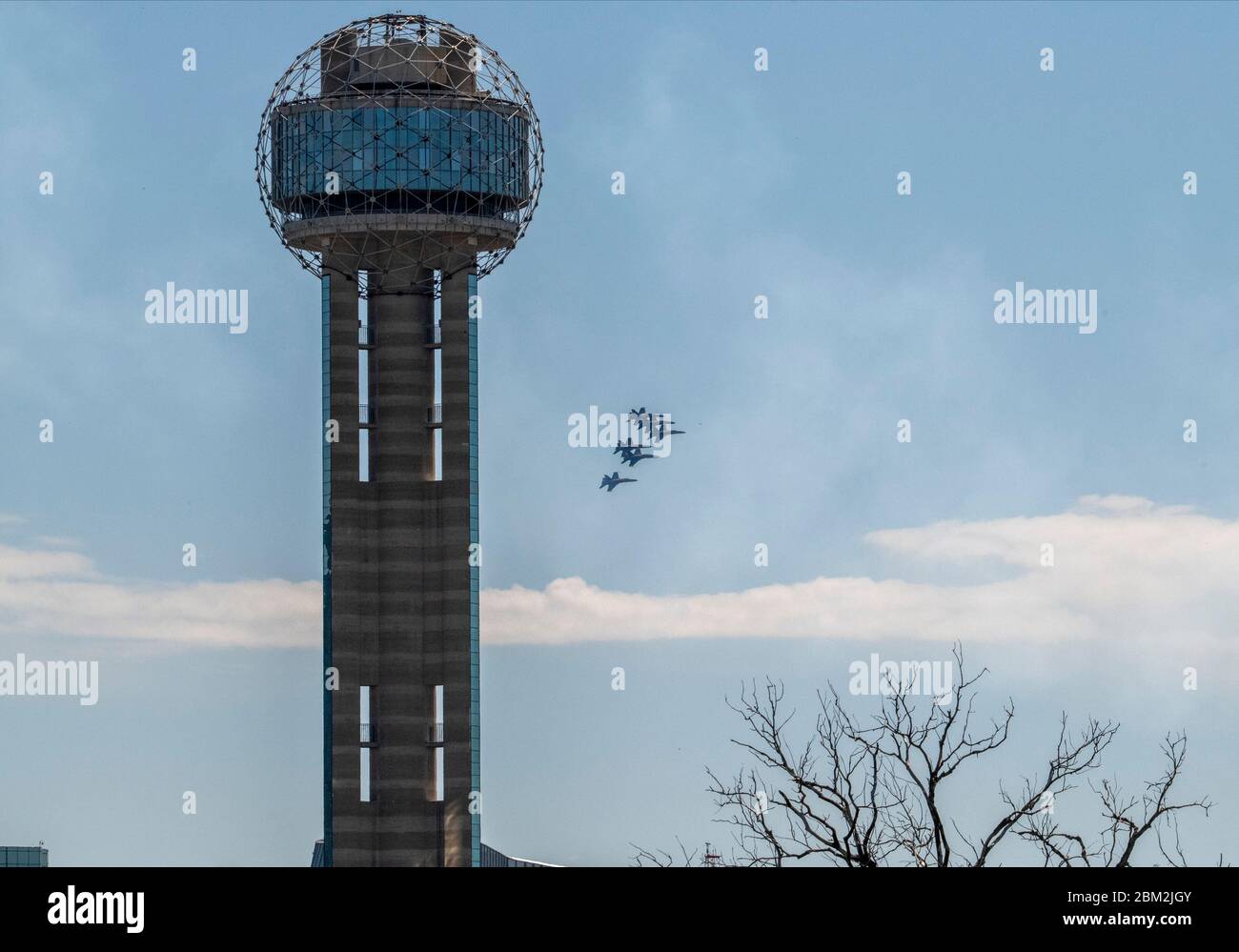 Dallas, Texas, Stati Uniti. 06 maggio 2020: I Blue Angels' McDonnell Douglas F/A-18 Hornets volano sopra il centro di Dallas per salutare i lavoratori frontline durante la pandemia di Covid-19 Albert pena/CSM Credit: CAL Sport Media/Alamy Live News Foto Stock