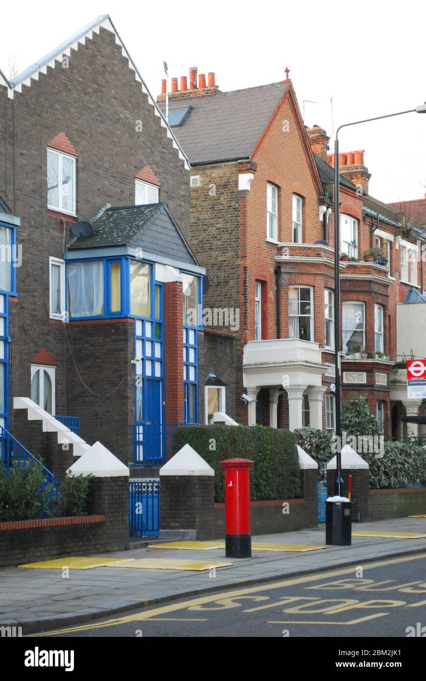 Case a schiera in mattoni rossi blu Cowper Terrace St Marks Road St Quintin Avenue, Londra W10 6PE di Jeremy & Fenella Dixon Kensington Housing Trust Foto Stock