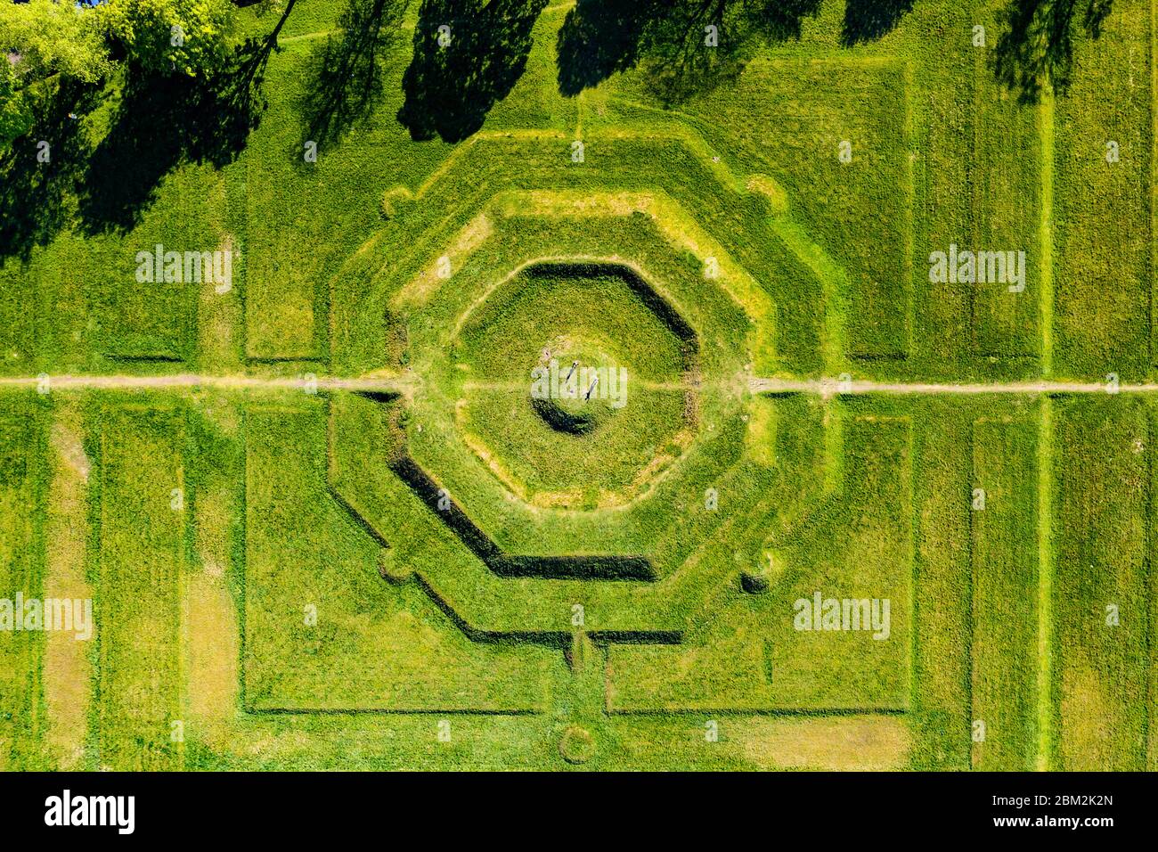 Stirling, Scozia, Regno Unito. 6 maggio 2020. Vista aerea di 2 visitatori sul giardino King's Knot a Stirling con il suo tumulo a gradini ottagonale o nodo. Fu probabilmente presentata nel 1627-8 da William Watts. Iain Masterton/Alamy Live News Foto Stock