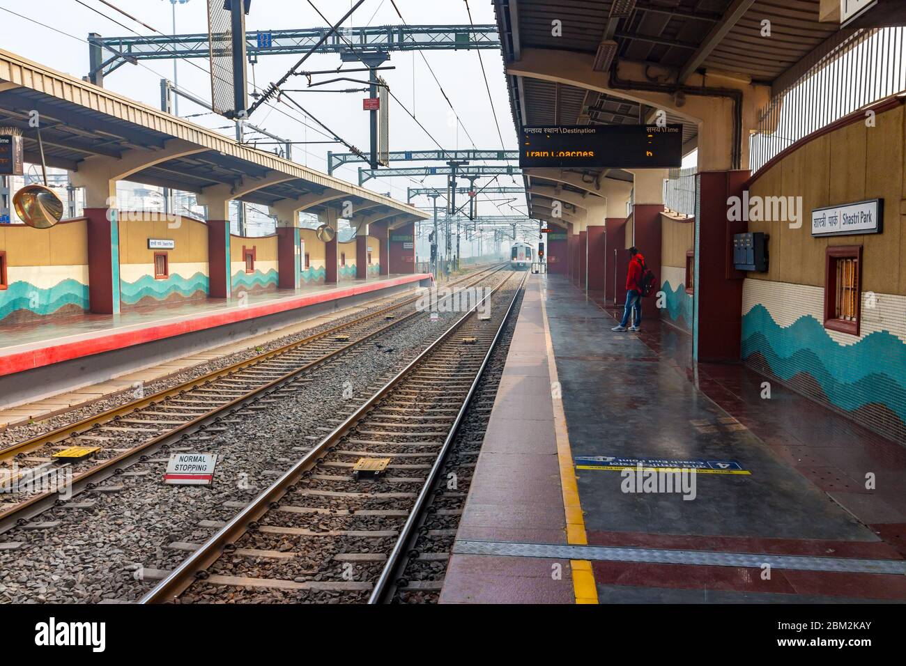 Stazione vuota di Shastri Park, Delhi Metro, Delhi, India, Asia. Più di 5 passeggeri di lakhs viaggiano dalla metropolitana di Delhi. È l'orgoglio di Delhi e India. Foto Stock