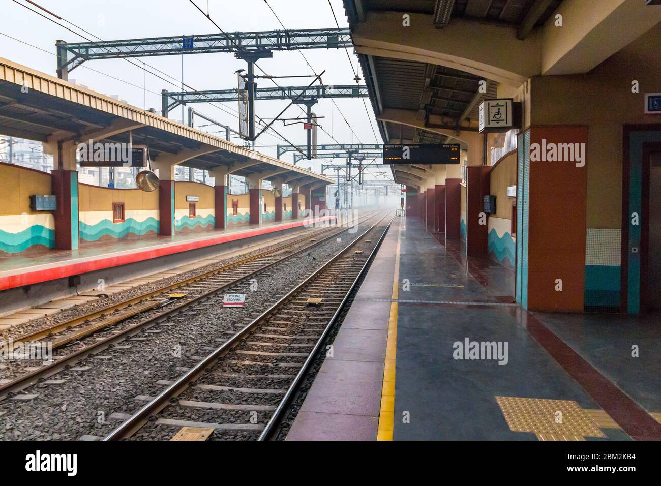 Stazione vuota di Shastri Park, Delhi Metro, Delhi, India, Asia. Più di 5 passeggeri di lakhs viaggiano dalla metropolitana di Delhi. È l'orgoglio di Delhi e India. Foto Stock