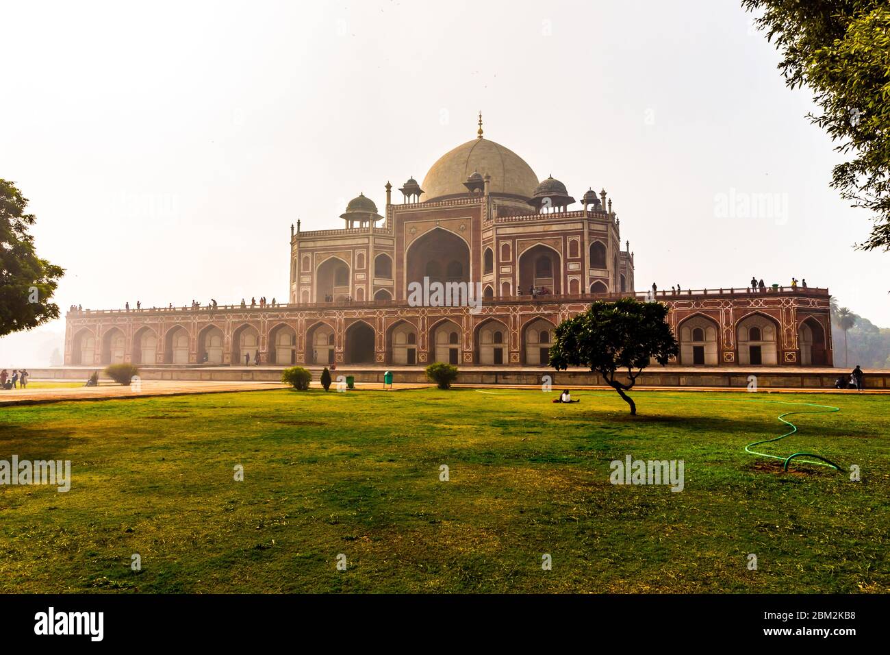 Primo giardino-tomba sul subcontinente indiano. La Tomba è un ottimo esempio di architettura persiana. Situato nell'area di Nizamuddin Est di Delhi. Foto Stock