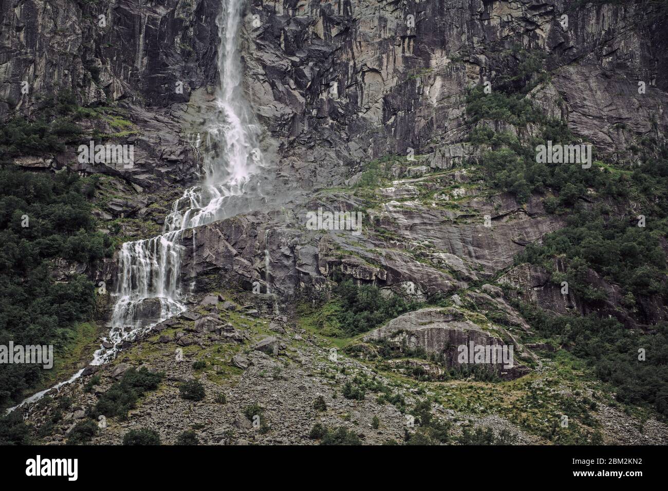 Norwegian ripide Montagne Rocciose con cascata e cespugli corti. Foto Stock