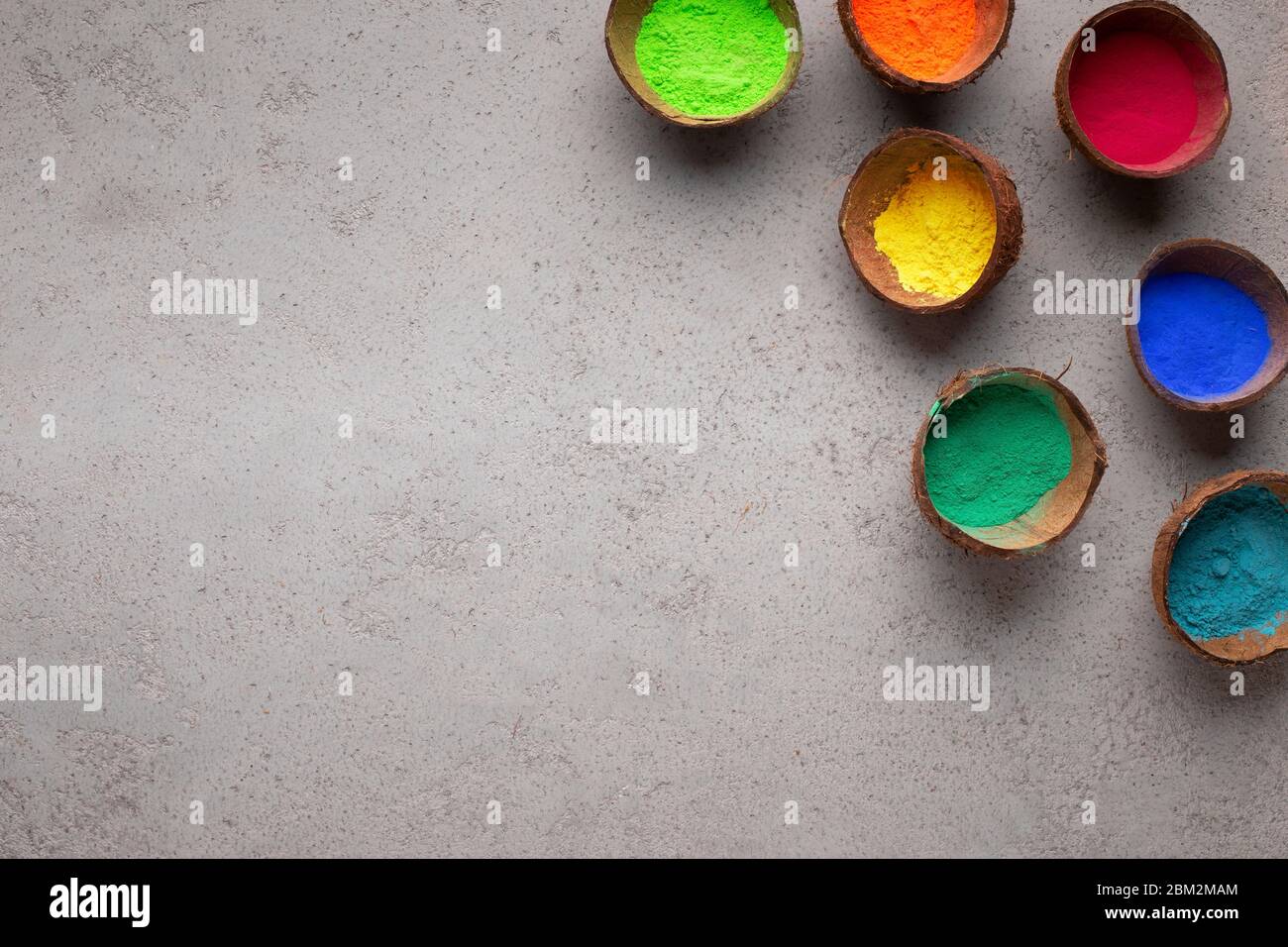 Concetto di vacanza indiano. Vernici organiche per Holi Foto Stock