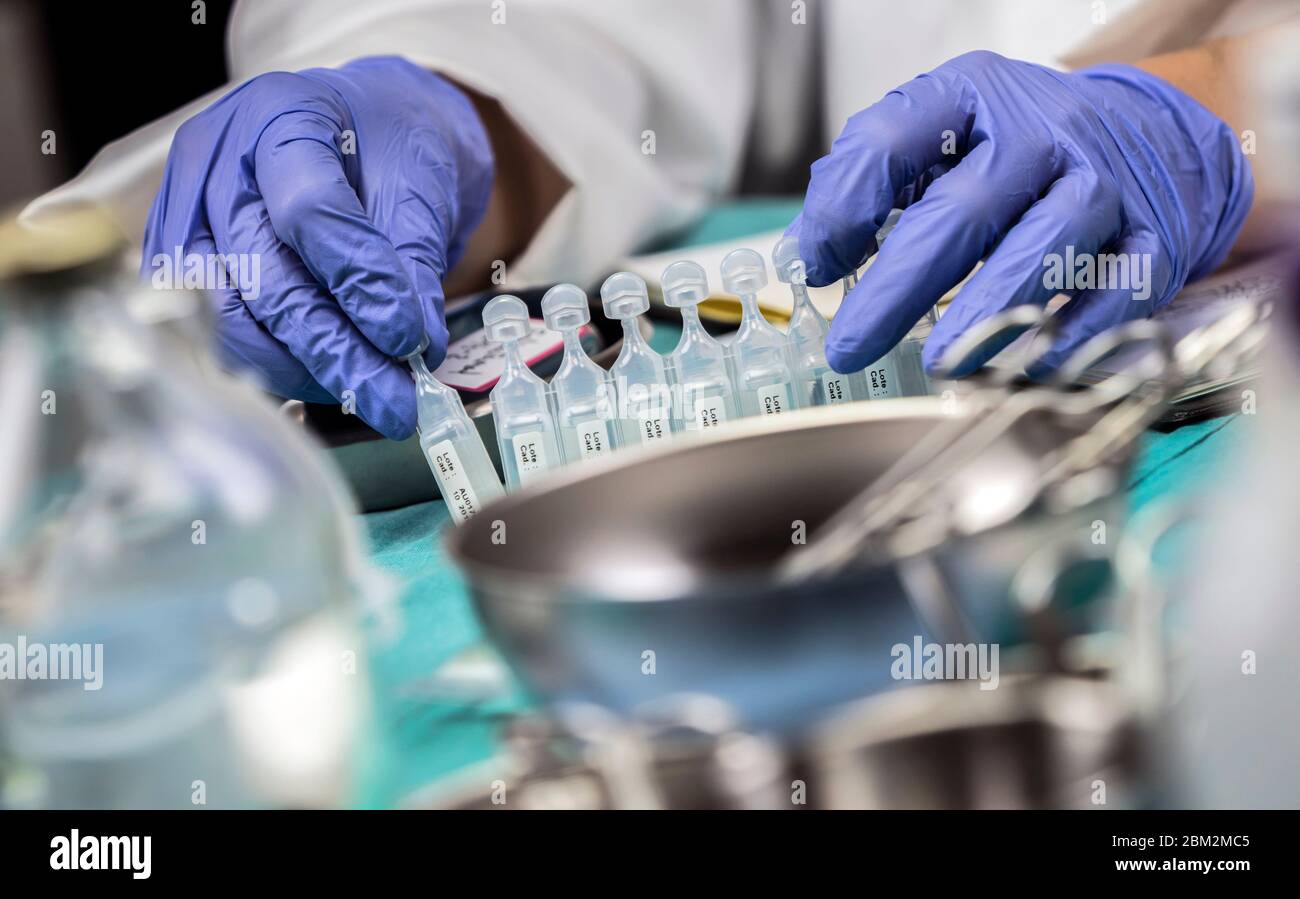 Infermiere prepara il farmaco in fiale per le maschere di ossigeno in un ospedale, immagine concettuale Foto Stock