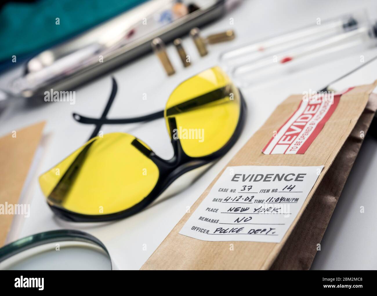 Borsa di prova ipotetica con campione di un omicidio in un laboratorio di crimine, immagine concettuale Foto Stock