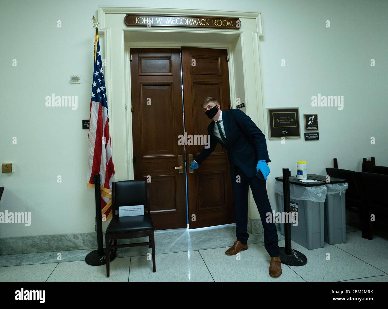 Washington, Stati Uniti. 06 maggio 2020. Un membro dello staff di casa degli stanziamenti indossa i dispositivi di protezione personale come aprono la porta per una Camera degli stanziamenti Sottocomitato audizione sulla risposta COVID-19, su Capitol Hill a Washington, DC Mercoledì, 6 maggio 2020. L'ex amministratore del CDC Tom Frieden e il Dr. Caitlin Rivers, un Senior Scholar presso il Johns Hopkins Center for Health and Security, hanno testimoniato la pandemia di Coronavirus. Foto di Kevin Dietsch/UPI Credit: UPI/Alamy Live News Foto Stock