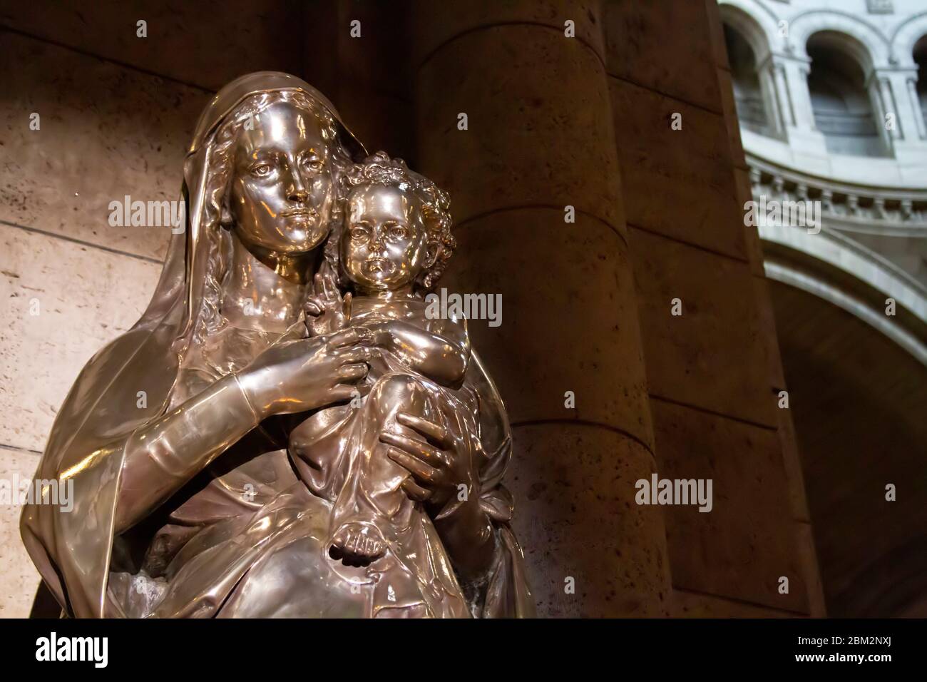 Scultura argentata di Santa Maria che tiene Gesù nella Basilica del Sacro cuore Foto Stock