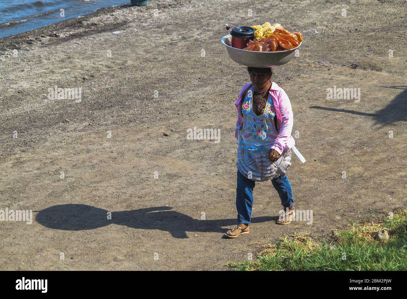 Donna che vende cibo sulla spiaggia a Laguna de Apoyo, Nicaragua Foto Stock