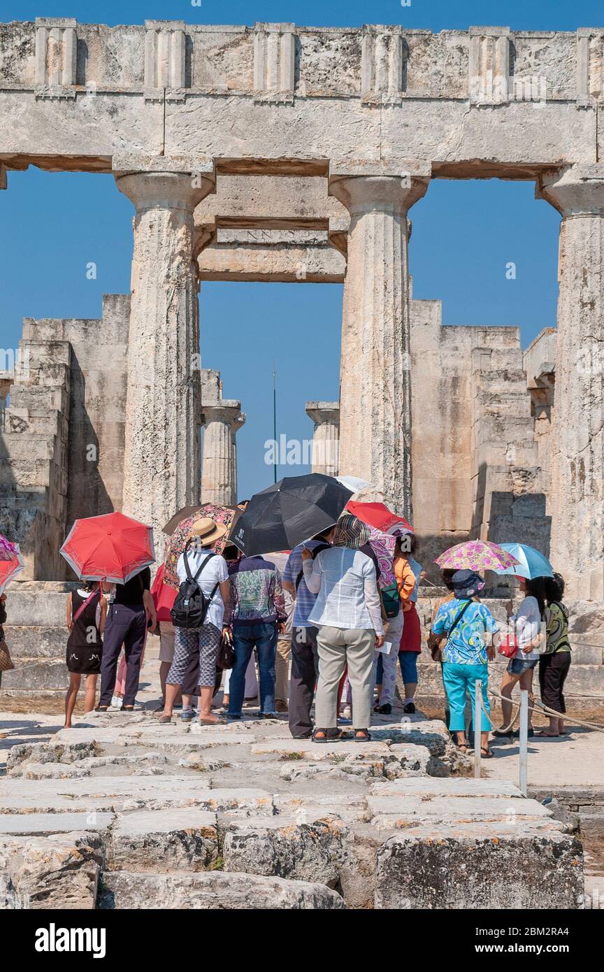 Gruppo turistico al Tempio di Aphaia sull'isola greca di Egina, Golfo Saronico, Grecia Foto Stock