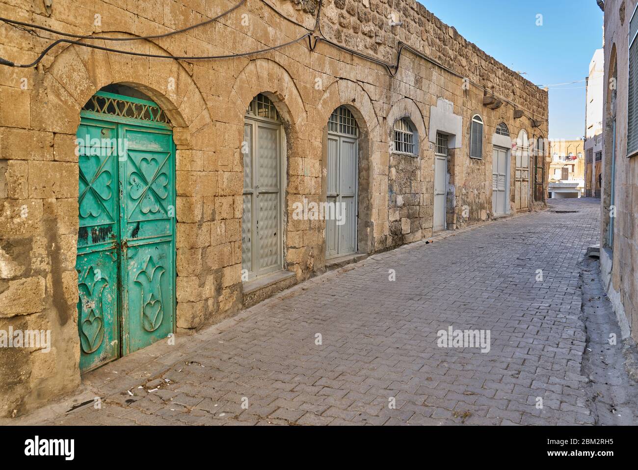 Vecchie strade strette, case tradizionali in pietra e porte di Midyat, Mardin, Turchia Foto Stock