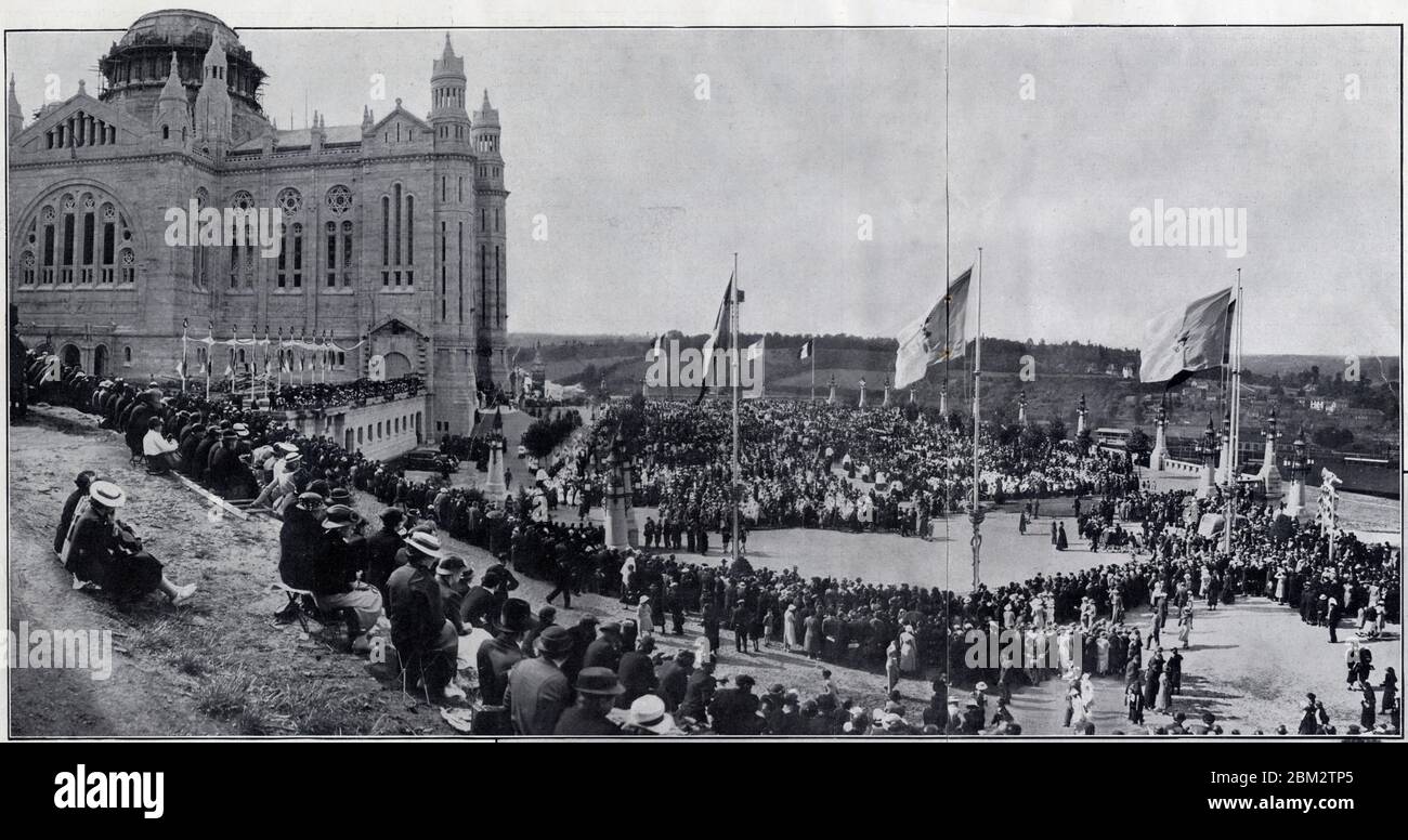 Basilique de Lisieux pendant la messe solennelle de communion. 17 luglio 1937 Foto Stock