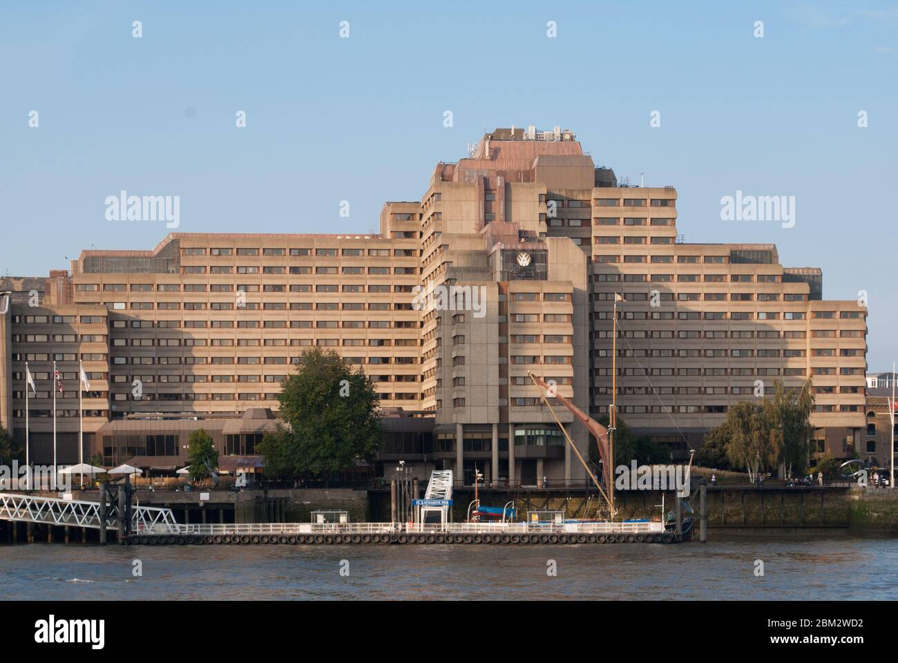 Brutalism concrete The Tower Hotel, Guoman Hotels, St Katharine's Way, St Katharine's & Wapping, London E1W 1LD by Renton Howard Wood Partnership Foto Stock