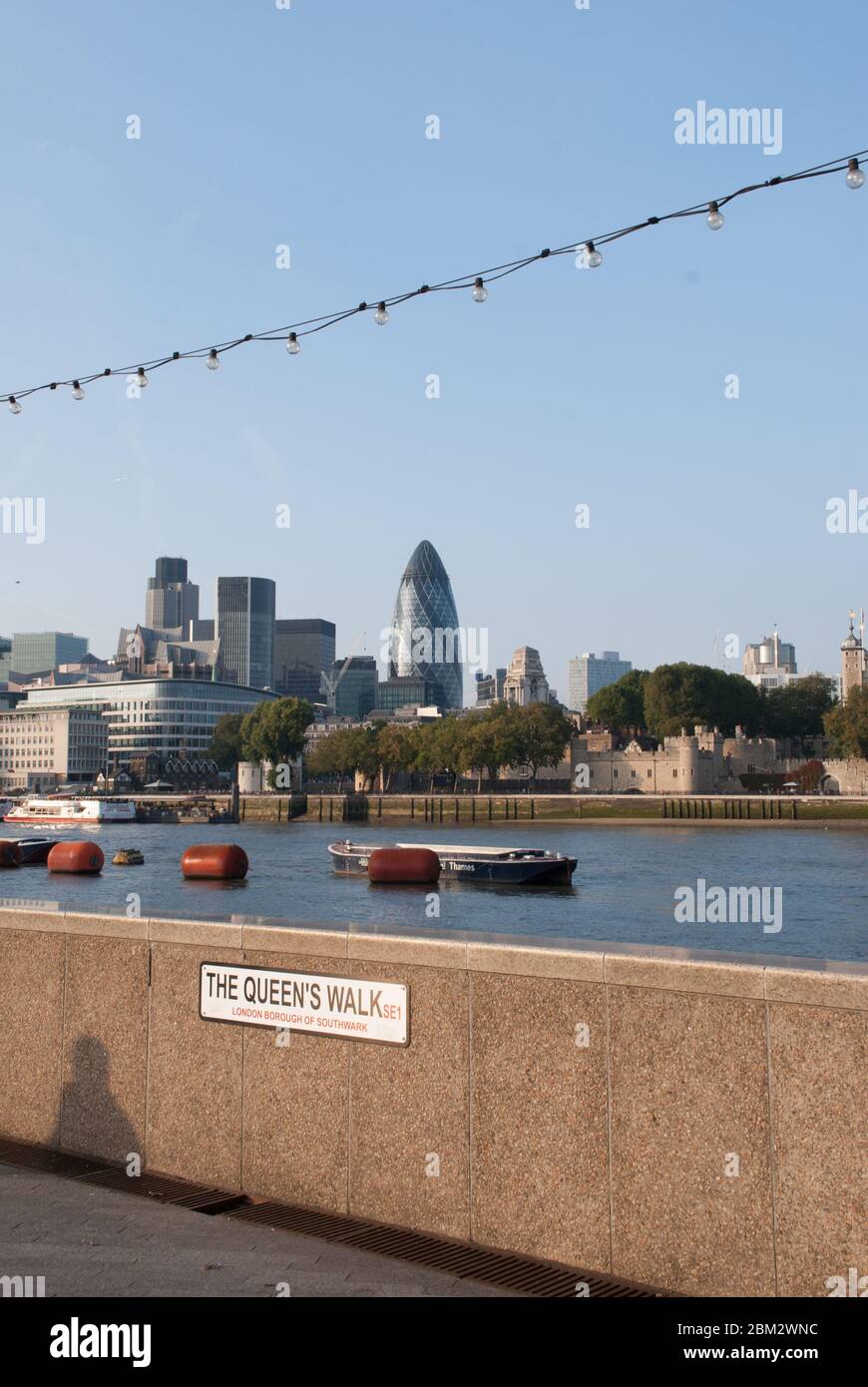 Città di Londra vista dalla Queen's Walk, Londra, SE1 Riverside River Thames Square Mile Foto Stock