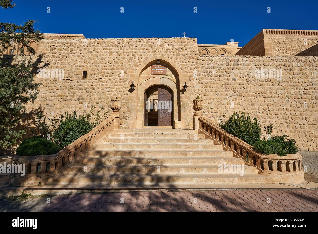 Ingresso e cortyarda del Monastero di Mor Hananyo (Deyrulzafaran Manastiri), Mardin, Turchia Foto Stock